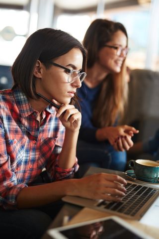 Mujeres trabajando juntas en una laptop